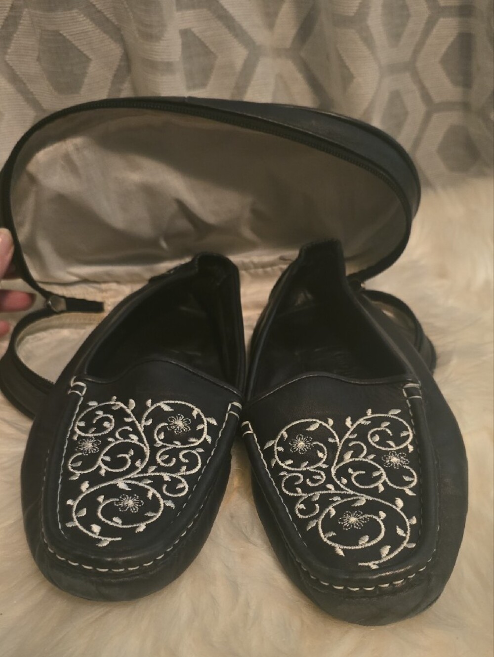 Super Soft! Embroidered Cole Haan Black House Slippers W. Matching Case - Picture 5 of 10